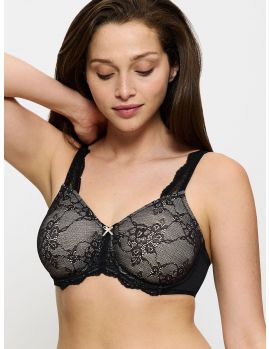 Sujetador reductor Triumph Contouring Sensation W01 en negro visto de frente sobre modelo mostrando su ajuste y forma natural