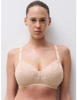 sujetador sin aros Every Curve beige de Chantelle, vista frente sobre modelo.