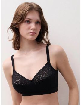 Imagen frente del Sujetador sin aros cubriente Norah C13F80 color negro. Prenda Chantelle Norah diseñada para realzar y ofrecer comodidad.