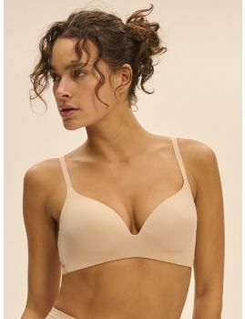 Sujetador triángulo sin aros Simone Perele Essentiels 13V253 color piel vista frontal sobre modelo