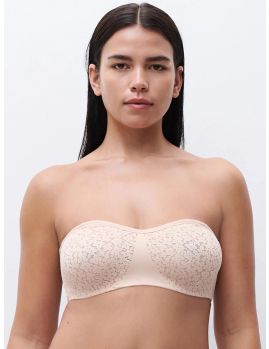 Imagen frente del Sujetador sin tirantes con aros Norah C13FMK color beige dorado. Prenda Chantelle Norah diseñada para realzar y ofrecer comodidad.