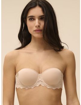 Sujetador sin tirantes Caresse color piel rosa de Simone Pérèle, vista frontal sobre modelo, copa lisa y soporte sin aros.