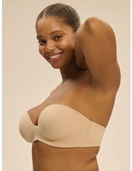 Sujetador sin tirantes Simone Perele Essentiels 13V303 color piel escote profundo. Vista de perfil sobre modelo talla 95D