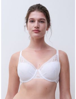 Sujetador Spacer Escotado con Aros Origins en color blanco, Vista frontal del producto sobre modelo