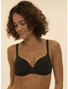 Modelo con sujetador con relleno Spacer escotado Simone Perele Andora en color negro, vista frontal mostrando sujeción y escote envolvente.