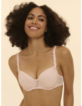 Modelo con sujetador con relleno Spacer Corbeille Simone Perele Andora en Rose (tono rosa maquillaje), vista frontal mostrando sujeción y escote envolvente.