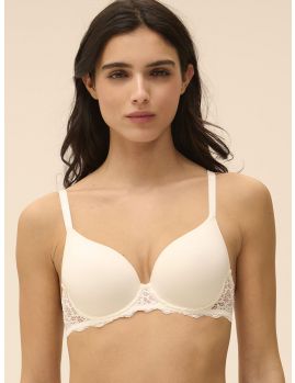 Sujetador con fino relleno spacer, color piel rosa. Modelo talla 90B