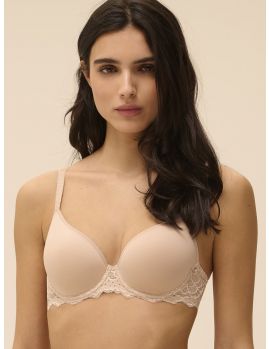 Sujetador escotado Spacer Caresse color piel rosa de Simone Pérèle, vista frontal sobre modelo, copa ligera y efecto natural.