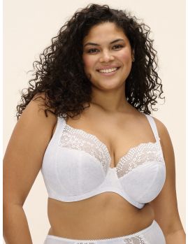 Mujer con sujetador Elomi Lucie Plunge blanco con aros y sin relleno, vista de frente.