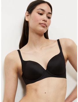 Sujetador con relleno Triumph Body Makeup Soft Touch WP EX negro de frente sobre modelo