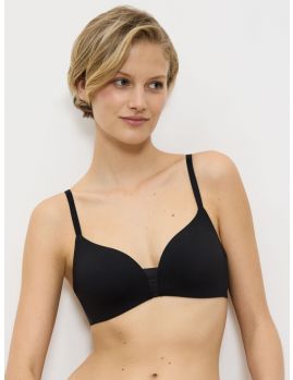 Sujetador sin aros con relleno Triumph Flex Smart P EX en color negro, visto de frente sobre modelo
