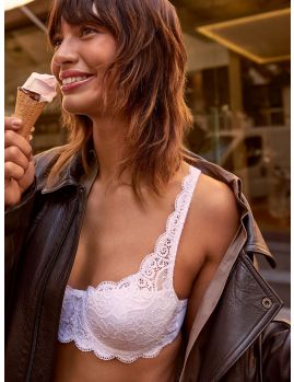 Sujetador de encaje con relleno Triumph Amourette WHP en color blanco, visto de frente sobre modelo
