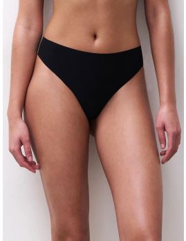 Braga tanga Chantelle Soft Stretch en color negro de talla única sobre modelo, vista frontal.