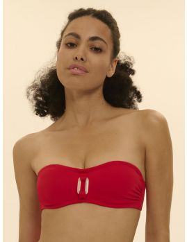 Modelo con bikini bandeau con aros Simone Pérèle Magnetic Rojo, vista frontal sin tirantes.