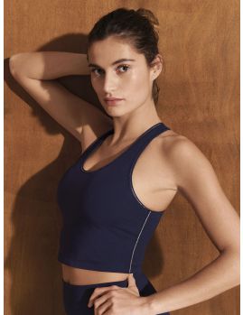 top deportivo estilo camiseta con sujetador integrado. Color azul marino. Modelo talla 2