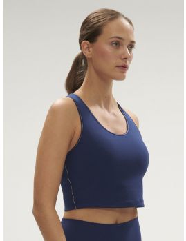 top deportico estilo camiseta con sujetador integrado. Color azul marino. Modelo talla 2